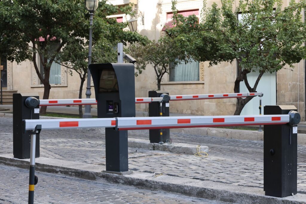 Barriera automatica installata all’ingresso di un’area privata
