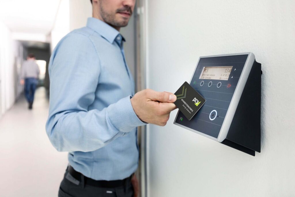 Persona che avvicina una credenziale a un lettore di controllo accessi