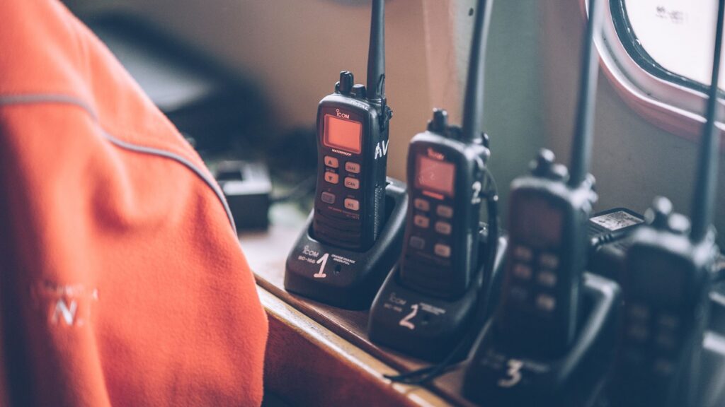 Radio portatili professionali nelle rispettive basi di ricarica