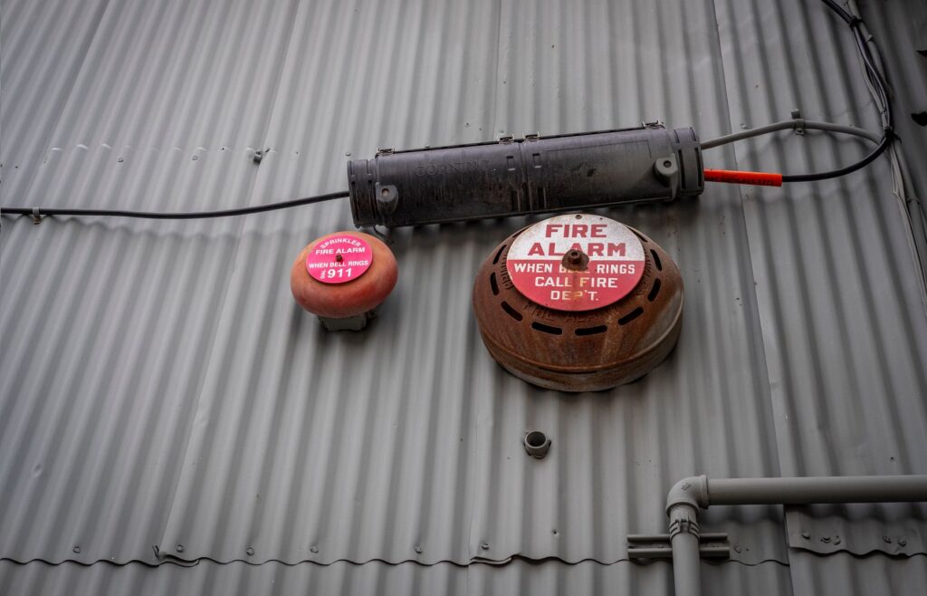 Dispositivo di allarme incendio installato su una parete industriale