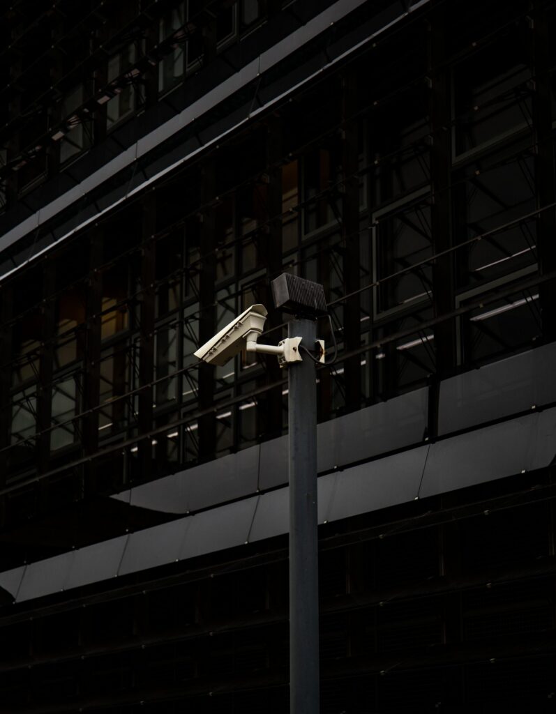 Telecamera di videosorveglianza davanti a un edificio moderno