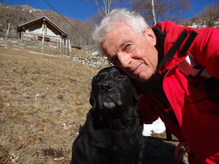 Giuseppe Lacqua con un cane in montagna