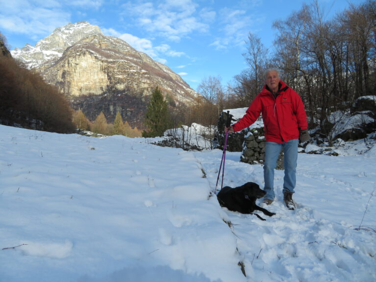 Giuseppe Lacqua con un cane sulla neve