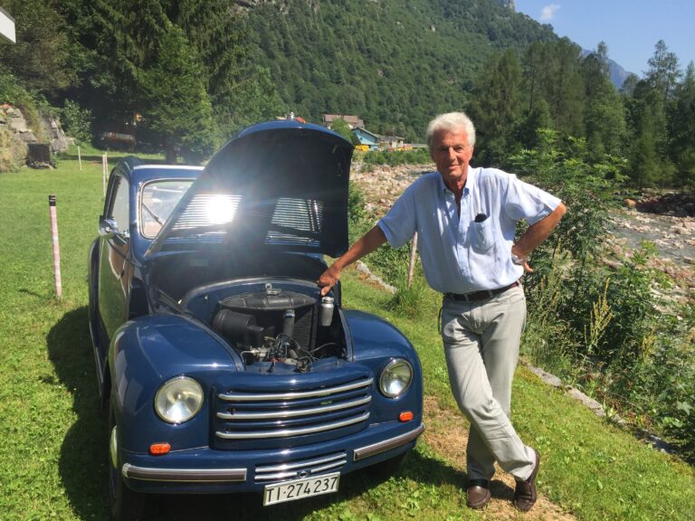 Giuseppe Lacqua accanto a un’automobile d’epoca