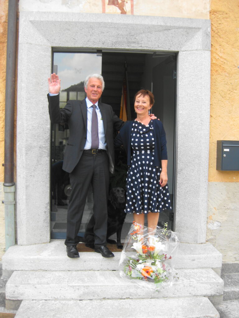 Giuseppe Lacqua e una donna davanti all’ingresso di un edificio
